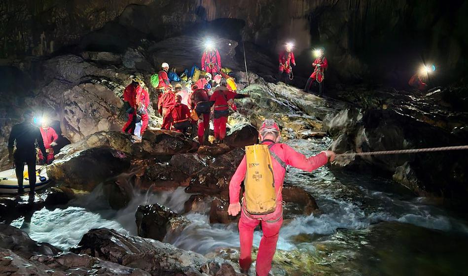 Iz globin jam so ob zori prinesli mrtvega potapljača: To so podrobnosti