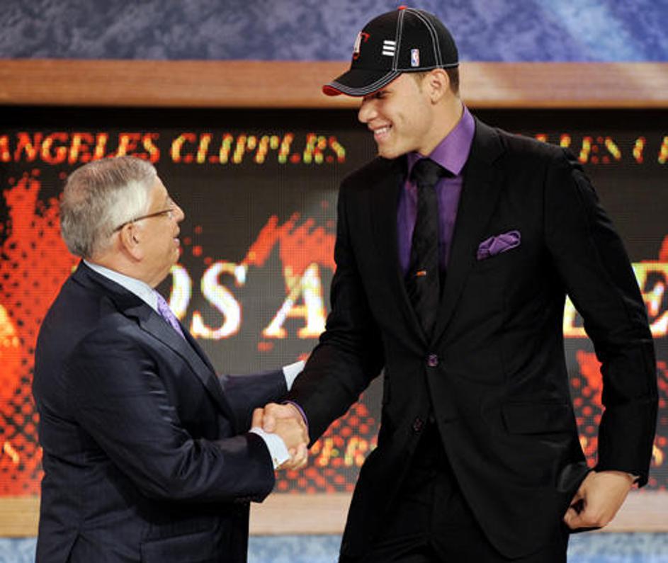 Blake Griffin in komisar lige David Stern, ki je kot prvi čestital mladeniču.