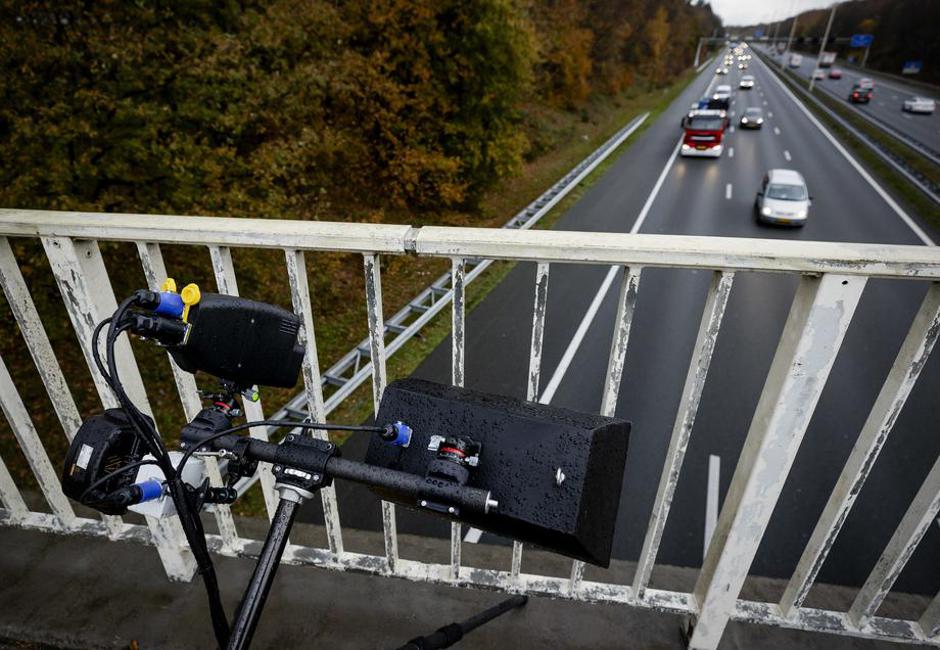 Kamera za mobilnik za volanom | Avtor: Epa