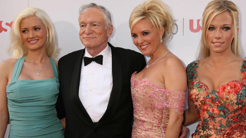 Na fotografiji so Holly Madison, Hugh Hefner, Kendra Wilkinson in Bridget Marqua