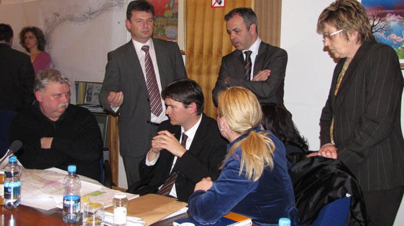 Gorazd Marinček (levo) se v imenu Mirka Kovačiča, lastnika spornega zemljišča, p