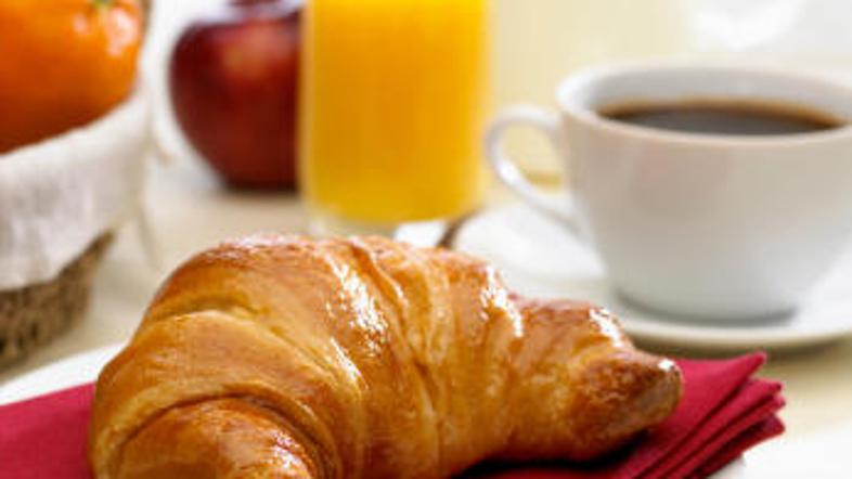 Veliko ljudi dan začne s kavico in rogljičkom, kar pa ni zdrav zajtrk.