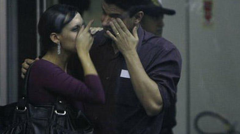 Svojci na letališču v Parizu in Riu de Janeiru še vedno čakajo na informacije.