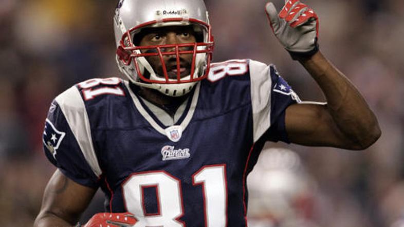 Randy Moss (New England) potrebuje še en ujeti touchdown za izenačenje rekorda.