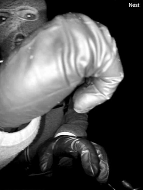 neznanec pred hišo Nancy Guthrie