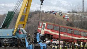 V trčenju vlaka in avtobusa na Slovaškem je po zadnjih podatkih umrlo 13 ljudi, 