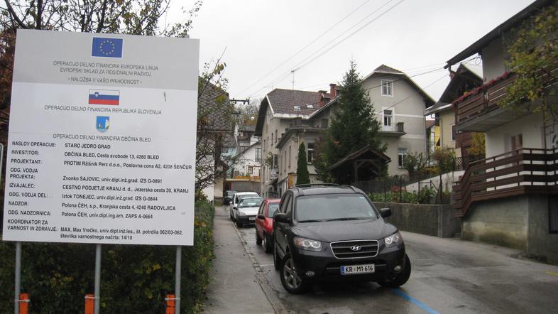 Za milijon evrov vredno investicijo ureditve starega jedra Grad je Občina Bled p
