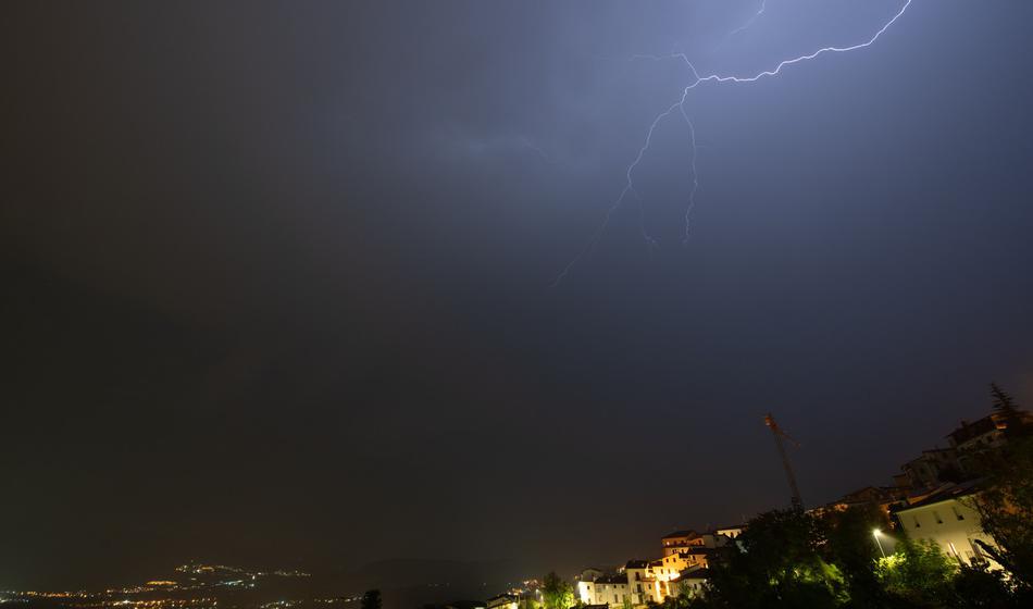 Pri sosedih izdali opozorilo najvišje stopnje, opozarjajo pred "dvojno grožnjo"