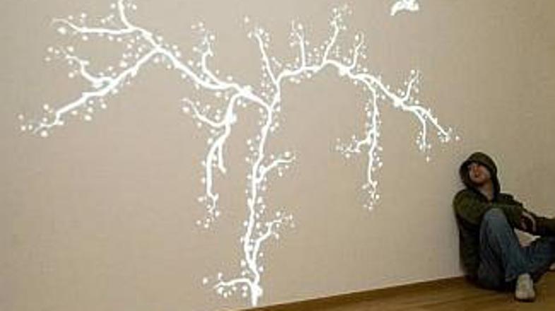 Bi imeli na steni lučko/drevo?