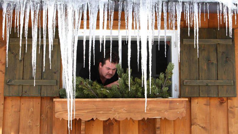 Fizične osebe lahko, če ne odstranijo ledenih sveč in snega, doleti globa v viši