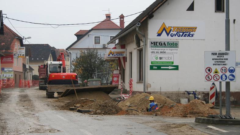Kanalizacijski sistem za zdaj gradijo na Cesti oktobrskih žrtev v Šentjerneju. (