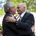 Grški premier George Papandreu se je danes v Luxembourgu takole objel s predsedn