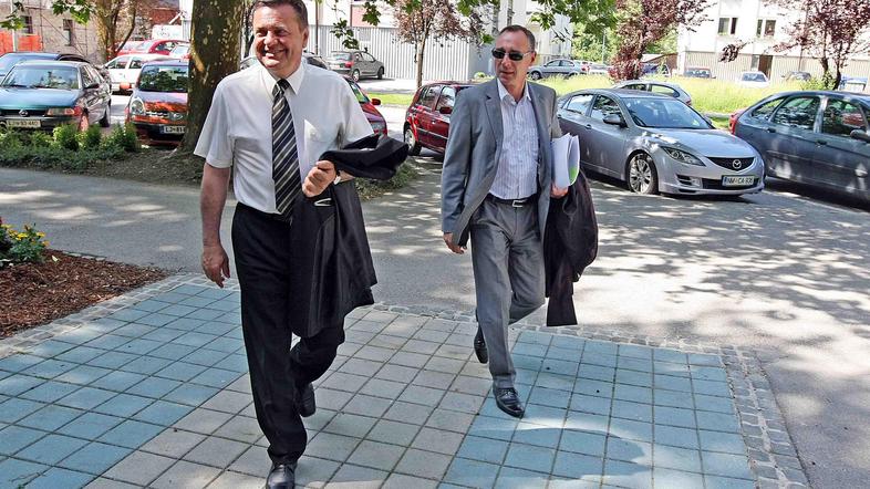 Ljubljanski župan Zoran Janković včeraj med prihodom na kočevsko sodišče, kjer s