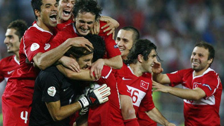 Rüştü Reçber je bil na tako bedak kot junak, na koncu pa je ostal pri slednjem.