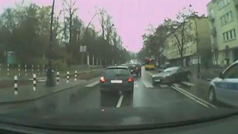 Razbiti aston martin po bližnjem srečanju z drevesom. Foto: Youtube