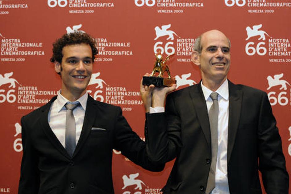 Režiser Samuel Maoz (desno) in in igralec Yoav Donat z nagrado za najboljši film