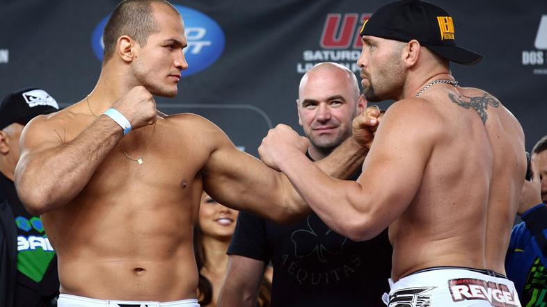 Junior Dos Santos (levo) in Shane Carwin (desno) v borbo vstopata zelo samozaves