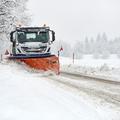 zimska služba s plugom čistijo cesto