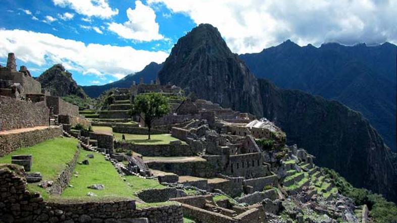 Zaradi nalivov in plazov je na največji perujski znamenitosti Machu Picchu obtič