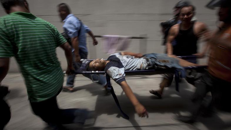 Danes je bilo po zadnjih podatkih ubitih šest ljudi, 31 pa jih je bilo ranjenih.