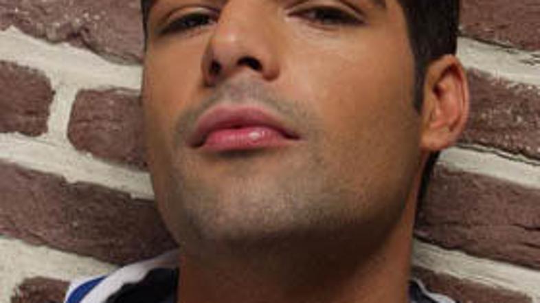 Pevec Nikola Burovac zanika govorice, da ima rad moške.