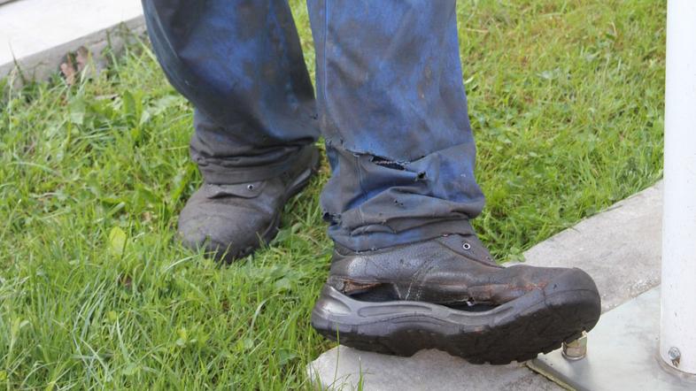 Ne dobijo niti novih čevljev, pravijo delavci. (Foto: Daša Purgaj)