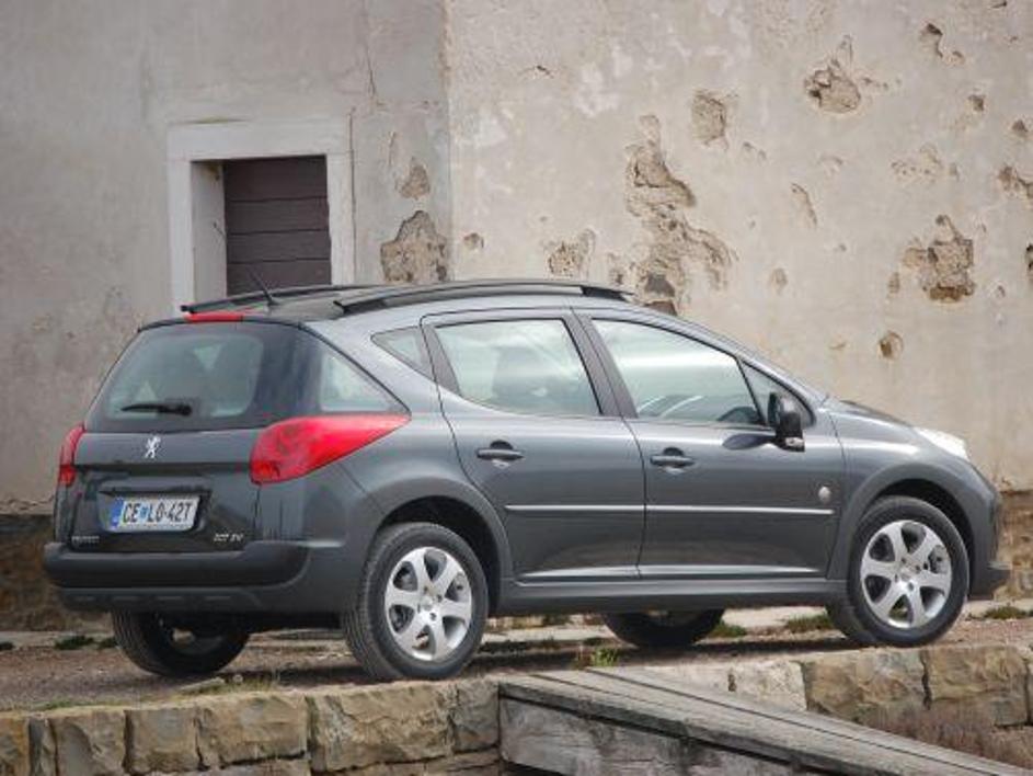 Pri Peugeotu v letu 2008 ciljajo na 400 prodanih podaljšanih različic modela 207