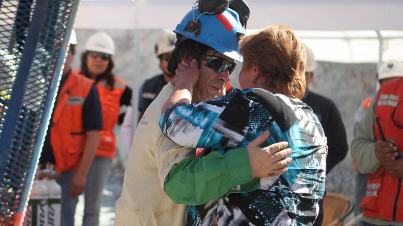 Barrios se še vedno privaja na dnevno svetlobo, ki jo občuti kot igle v očeh. (F