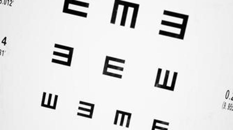 Lundberg je z napravo lahko videl največje črke pri pregledu vida. (Foto: Shutte