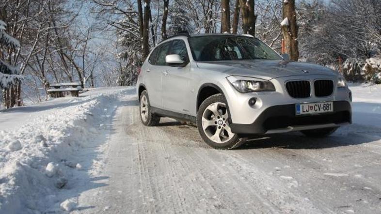 X1 deluje kot povišan karavan, ki so mu povišali tudi oddaljenost od tal. Toda p