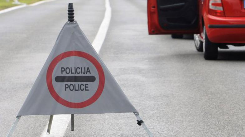 Novice: prometna nesreča znak policija trikotnik nesreča