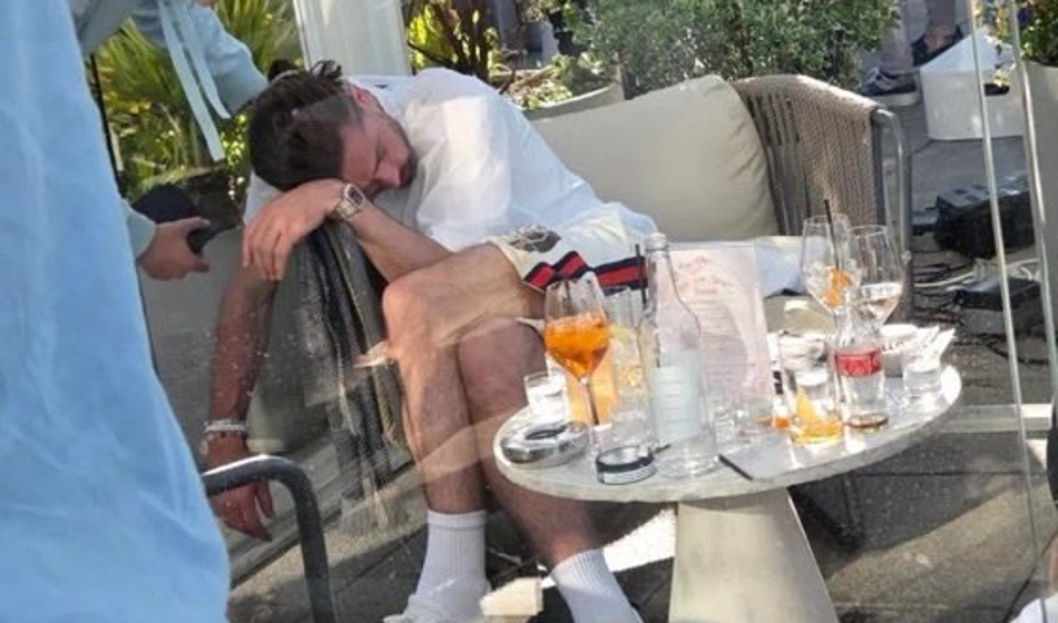 Britanska javnost zaskrbljena: Zvezdnik obležal na terasi sredi popoldneva