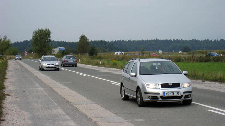 Zunaj Naklega loči magistralo in avtocesto le nekaj metrov, najbližja priključka