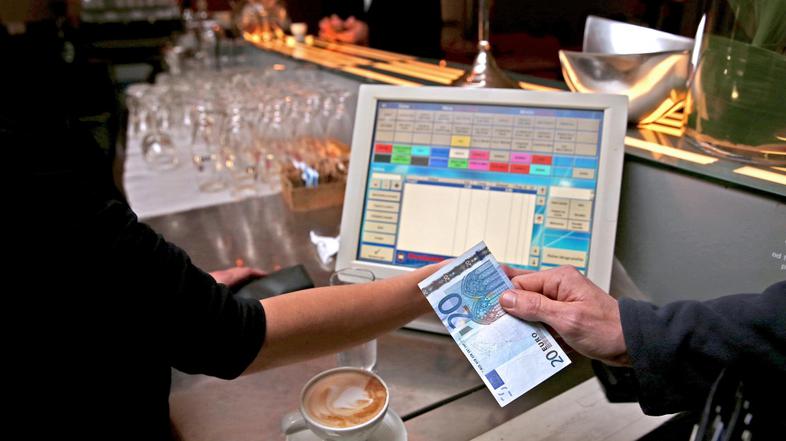 Slovenija 25.11.2013 placilo, denar, lokal, gostilna, pijaca, gostinstvo, blagaj