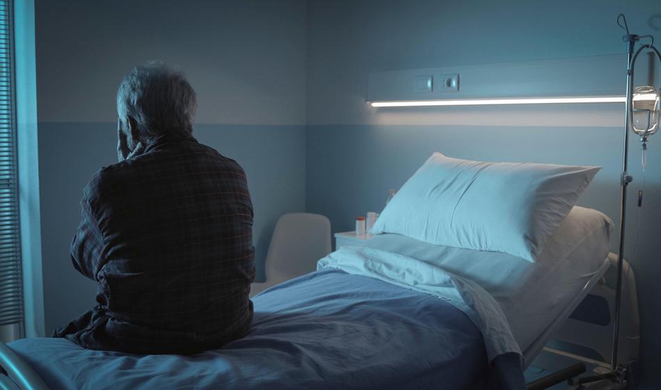 Zaposlena slikala oskrbovanca med intimnim odnosom, fotografije delila z drugimi