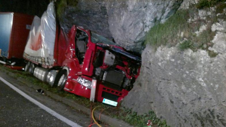 Nesreča tovornjaka v Hudi Luknji.