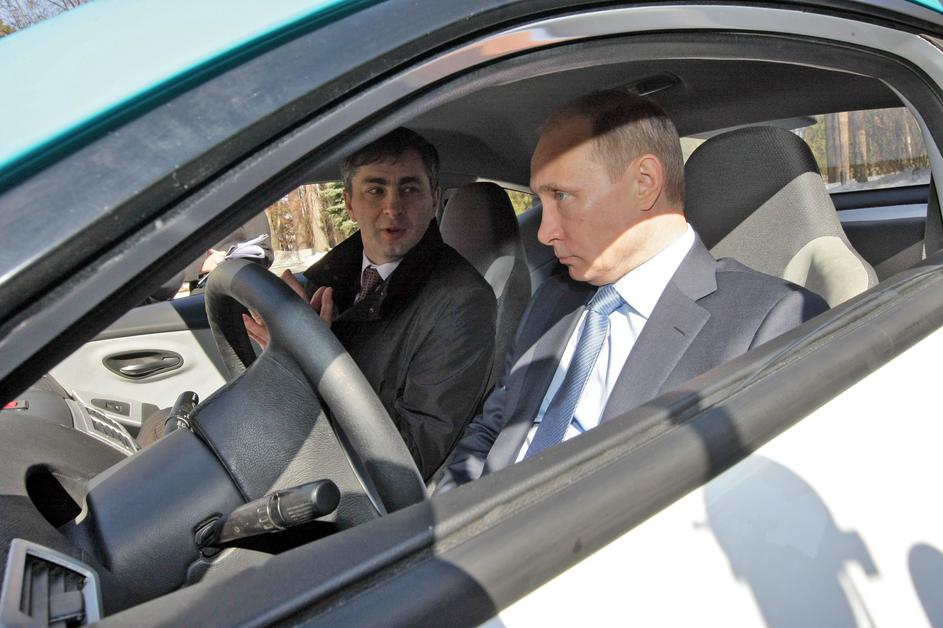 Ruski premier Vladimir Putin se je v Moskvi popeljal v novem ruskem yo-mobile hi