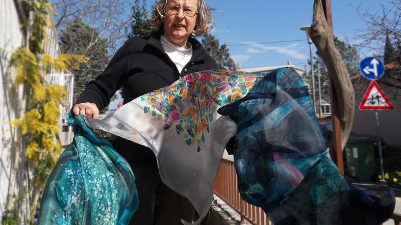 "Nekoč so morali biti vzorci, nastali s tehniko batika, popolni, danes pa so raz