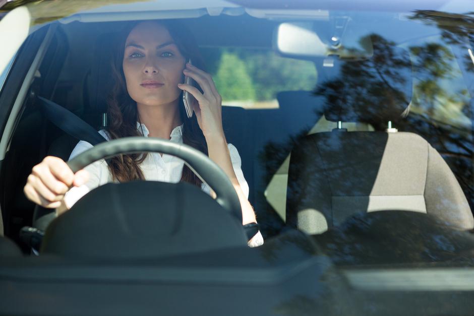 ženska, avto, telefon, vožnja | Avtor: Profimedia