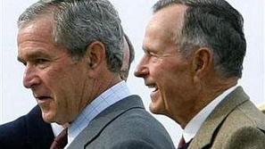 George Herbert Walker Bush brezpogojno stoji za odločitvami svojega sina. Vsaj v