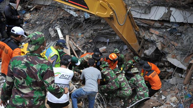 Reševalci v Indoneziji med izkopavanji večinoma najdejo le še trupla, po ocenah 