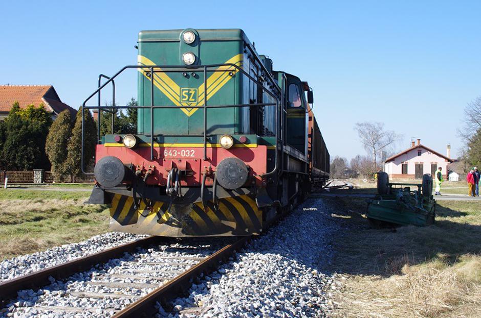 prometna nesreča trčenje traktor vlak železniški prehod | Avtor: PU Murska Sobota