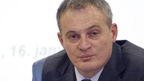 Svetelšek je anonimko, ki mu očita dogovarjanje o podkupnini, označil za zloname