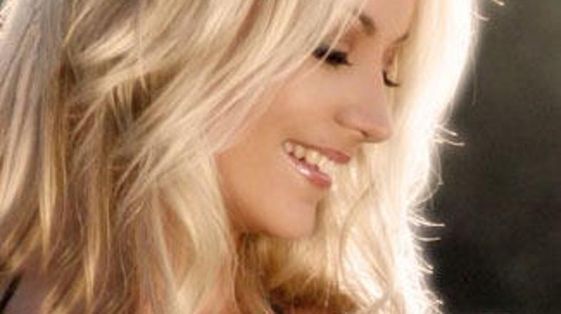 Naša priljubljena pevka Saška Lendero bo svoj rojstni dan praznovala v krogu dru