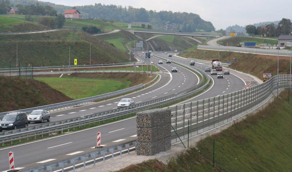 Znane podrobnosti nesreče, ki sta jo na avtocesti povzročila konja