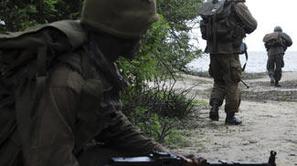 Begunce v taboriščih varujejo oboroženi vojaki – vlada namreč civiliste obravnav