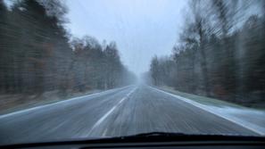 hitrost na spolzkem cestišču