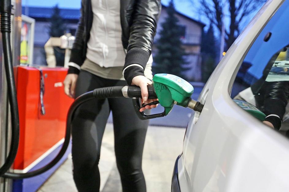 Slovenija 18.02.2014 gorivo, bencin, dizel, tocenje goriva v avtomobil, Petrol, 