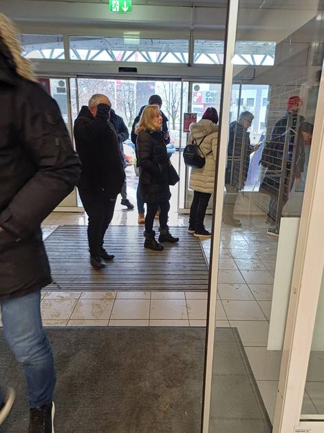 Gneča pred trgovino M Tehnika