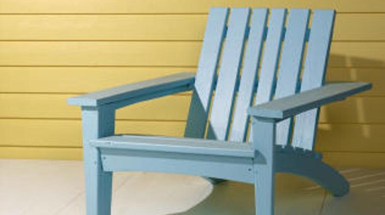 Stoli naj stojijo ob stenah.